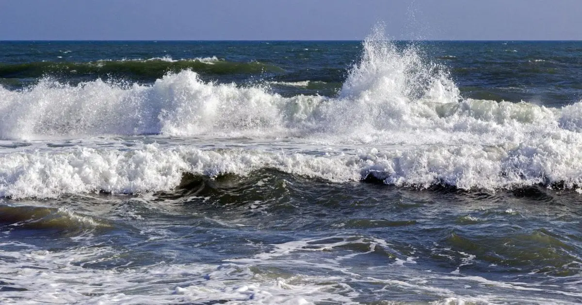 Des vagues dangereuses de 2,5 m attendues : l’ONM déclenche l’alerte rouge jusqu’au 30 juillet