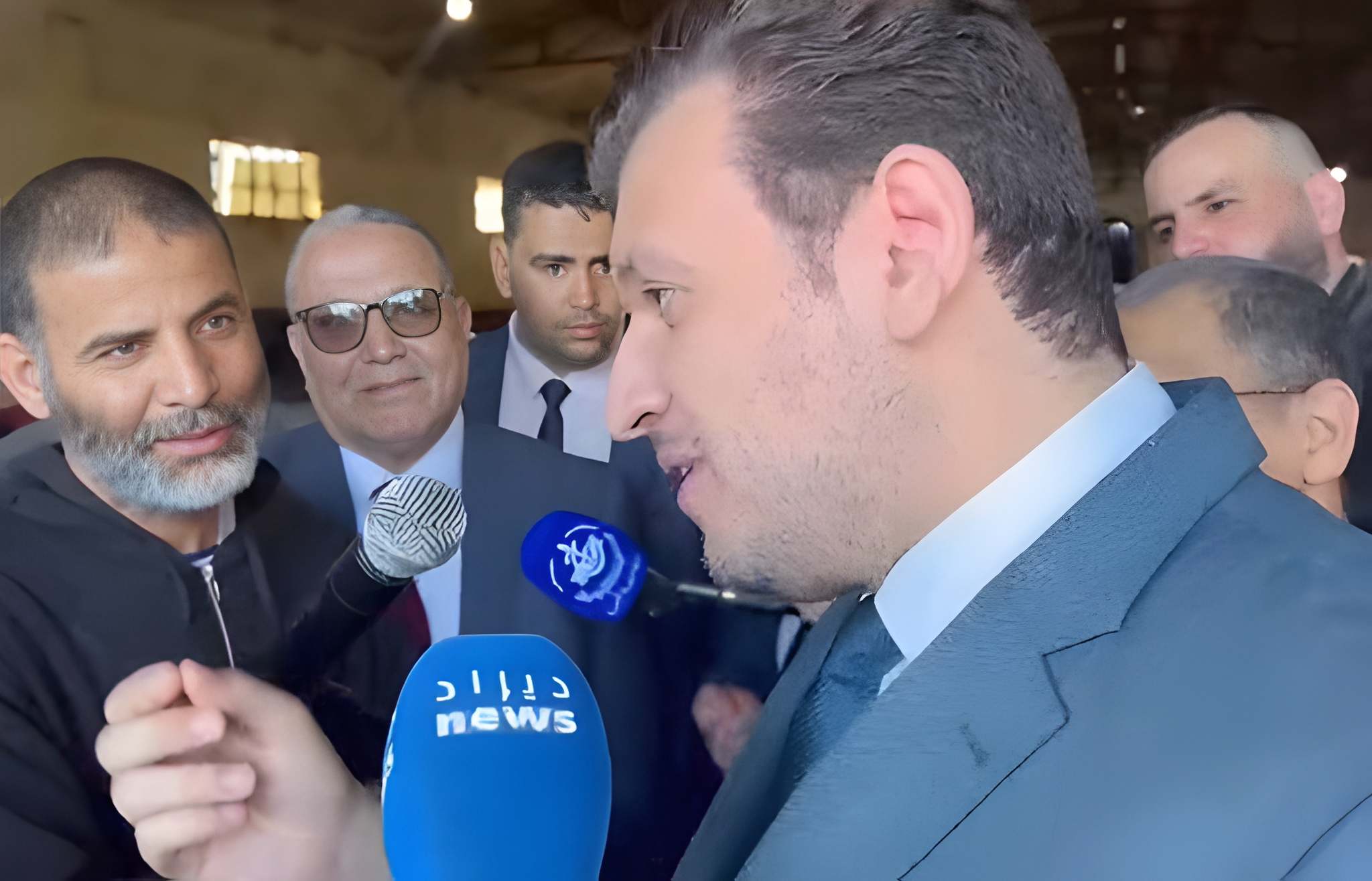 وزير الزراعة يلتقي مزارعًا ويعلن برنامجًا لتقليل استيراد البذور