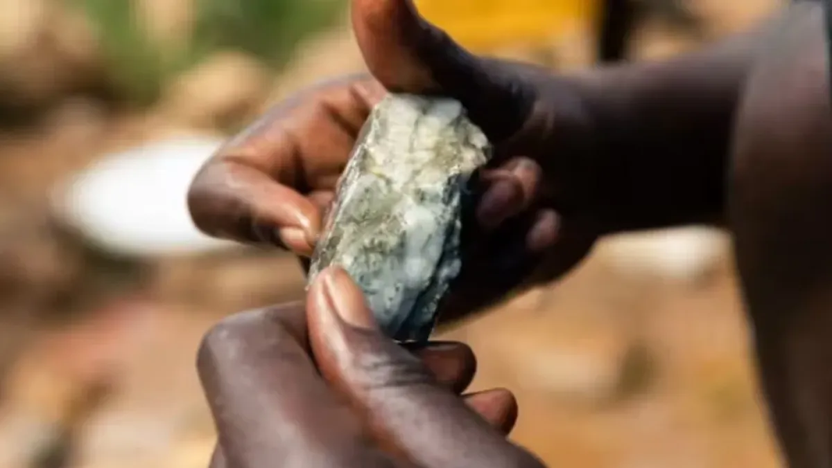 زيمبابوي تحظر تصدير المعادن الخام ومركزات الليثيوم