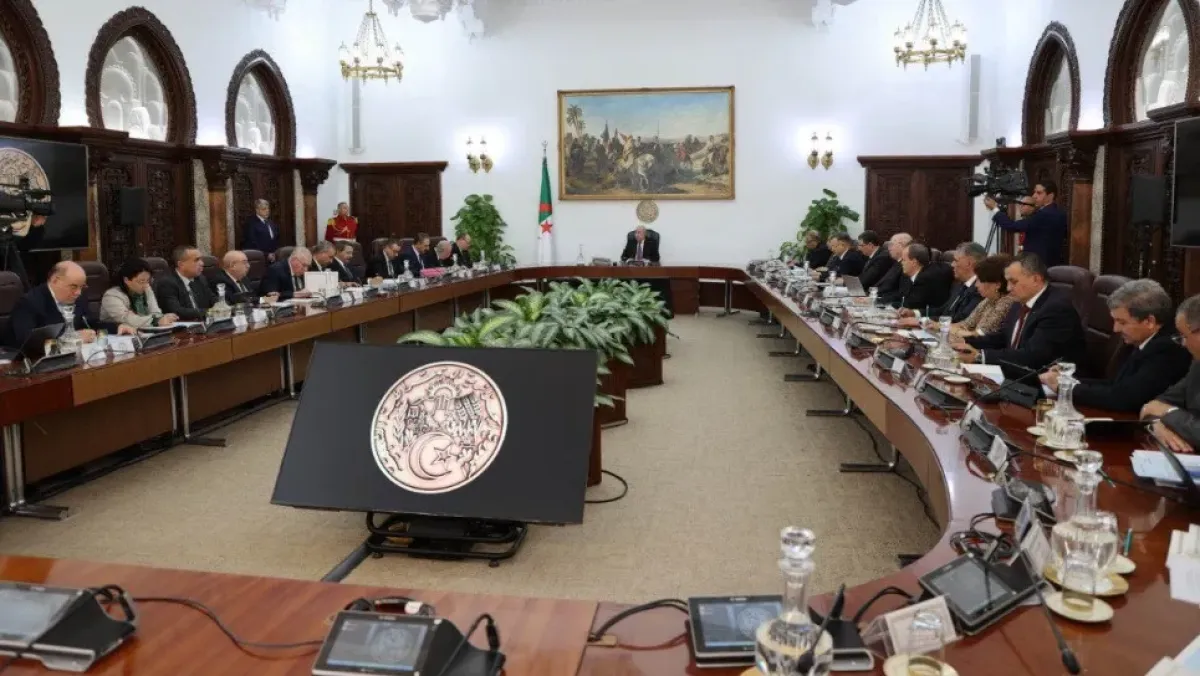 رئيس الجزائر يترأس اجتماعاً لمجلس الوزراء لبحث مشاريع وطنية