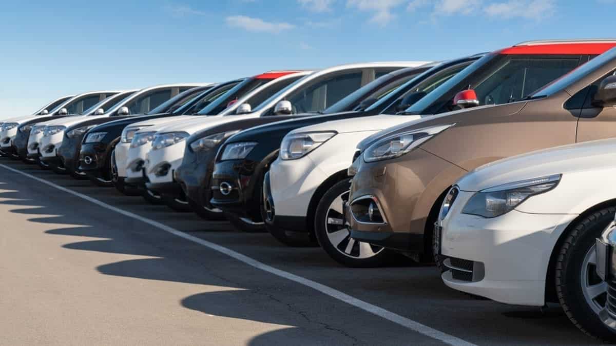 الجزائر تُطلق إجراءات جديدة لاستيراد السيارات الجماعية