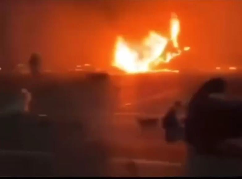 حريق في رصيف ميناء جبل علي بسبب شظايا إيرانية