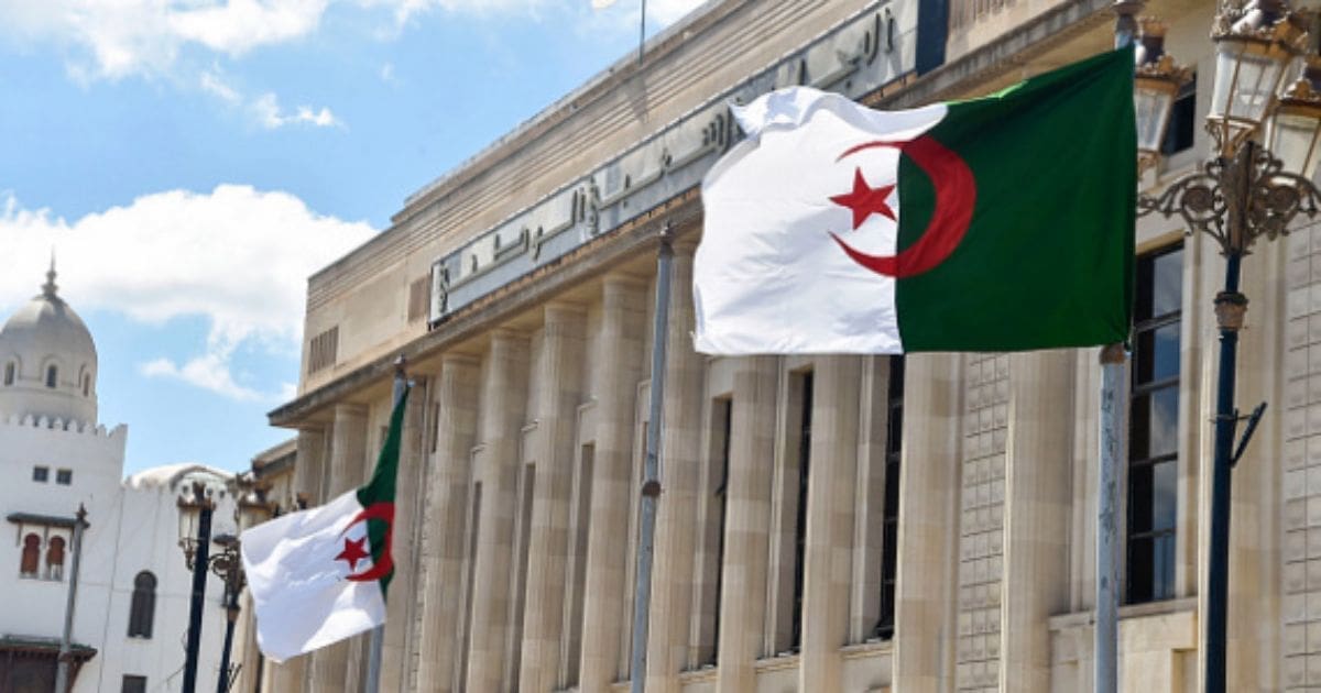 مشروع قانون جزائري يجرم إهمال الأبناء للآباء المسنين