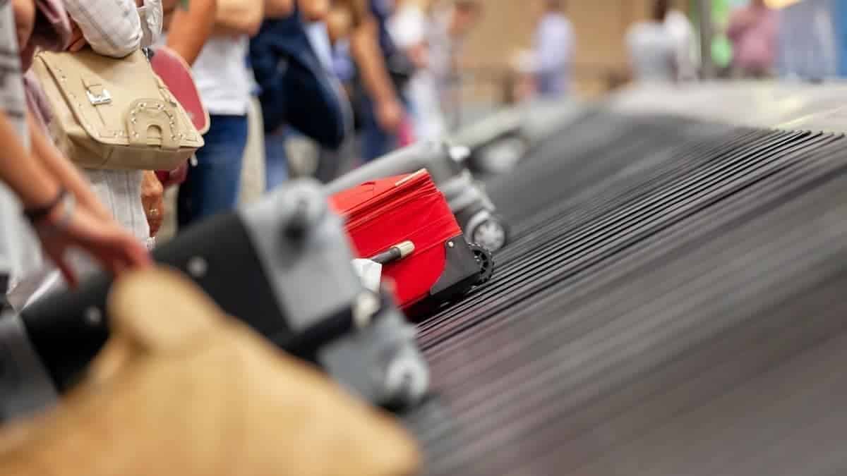 المدرب رُولاني موكويينا يُقبض عليه بتهريب عملة