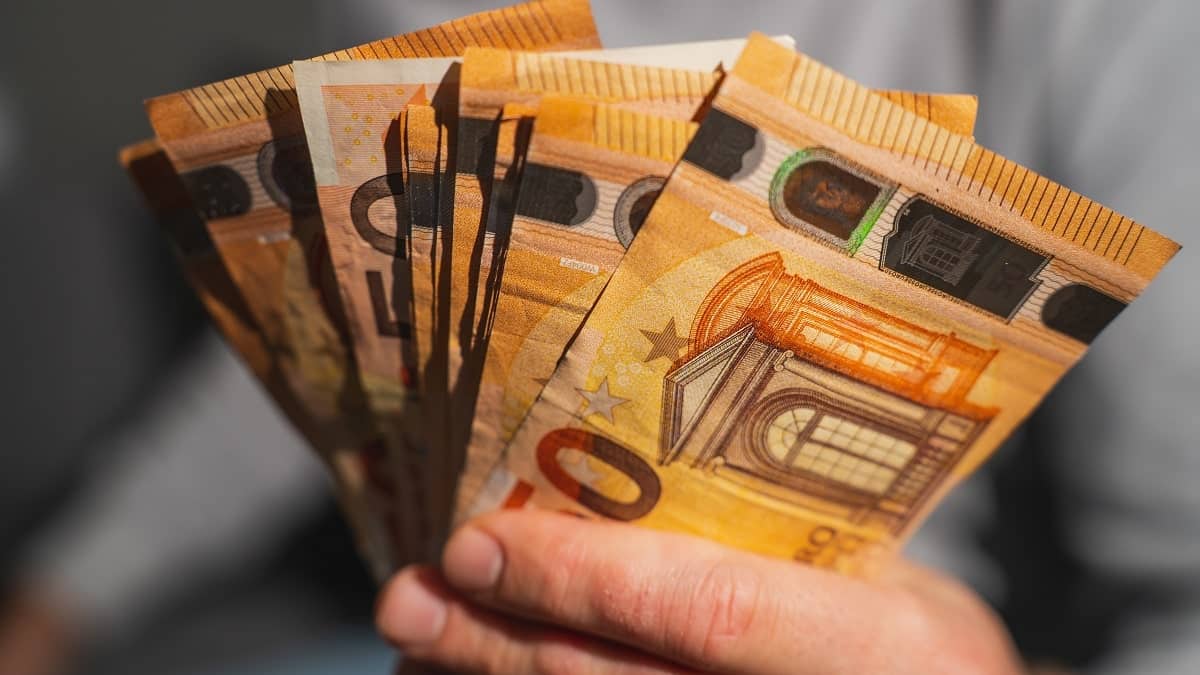 ثبات الدولار واليورو في السوق السوداء الجزائرية وسط رمضان والحرب