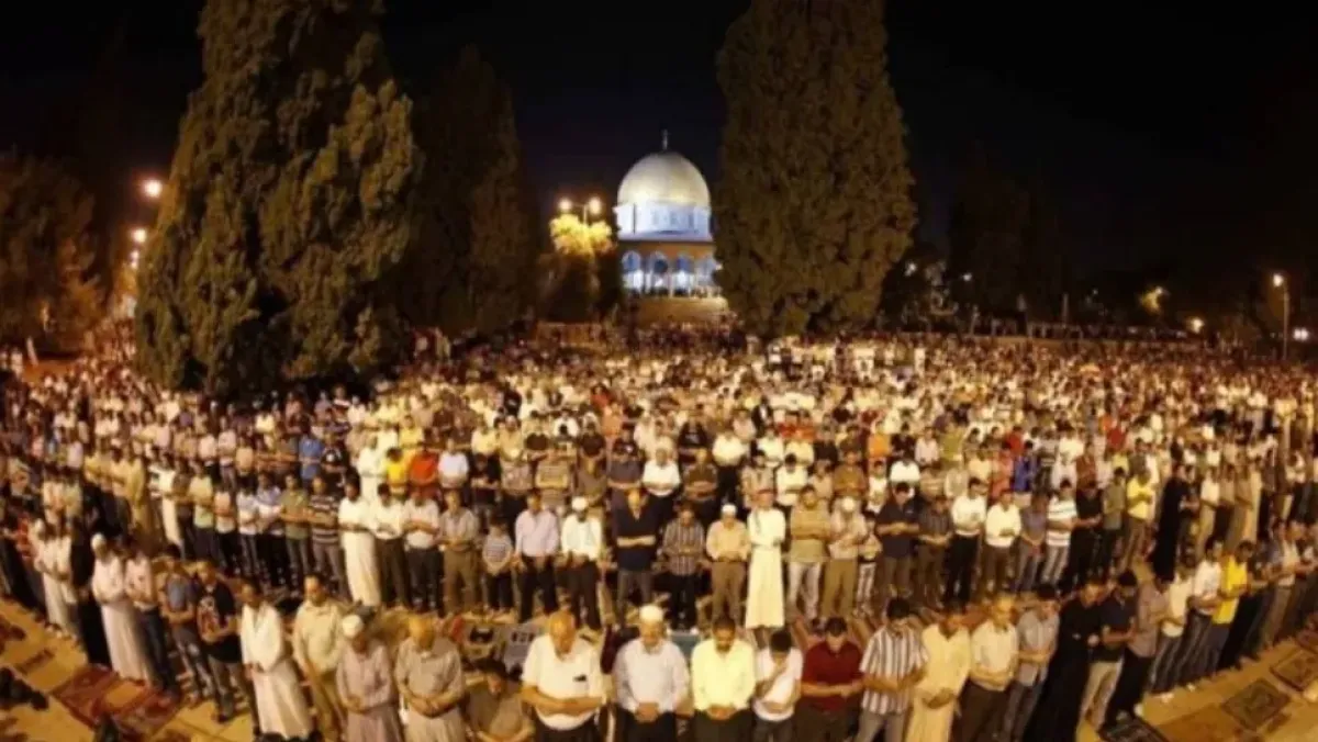 إغلاق الأقصى والإبراهيمي يحرمان المصلين من العشر الأواخر