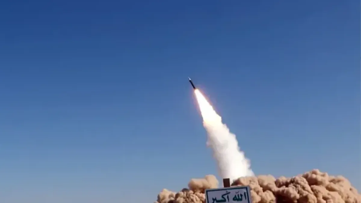 الحوثيون يطلقون أول صاروخ باليستي على الكيان
