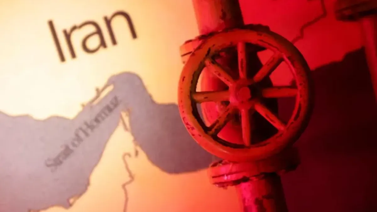 إيران تهدد بحرق سفن هرمز وتستهدف الأنابيب النفطية