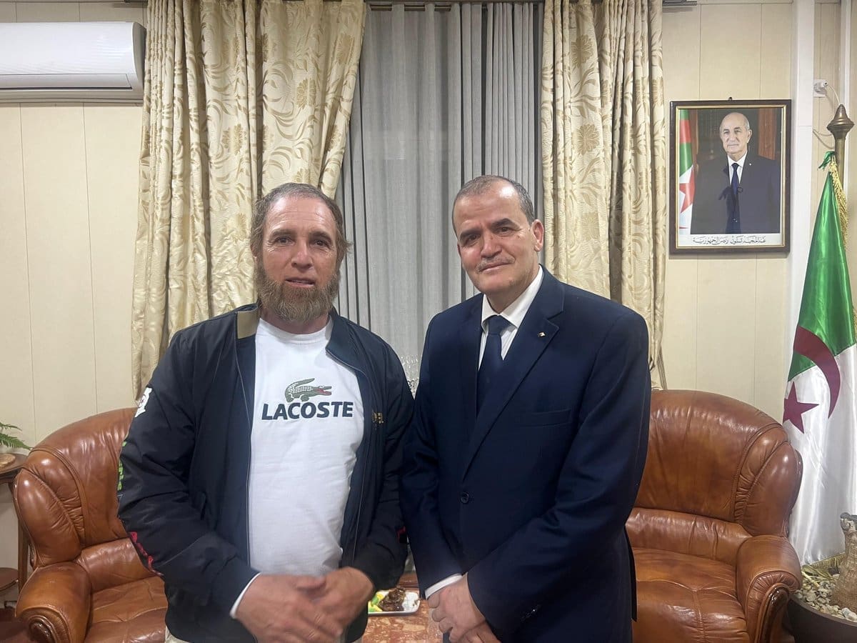 الوزير يلتقي بالناشط الجزائري لتعزيز الصادرات في أوروبا
