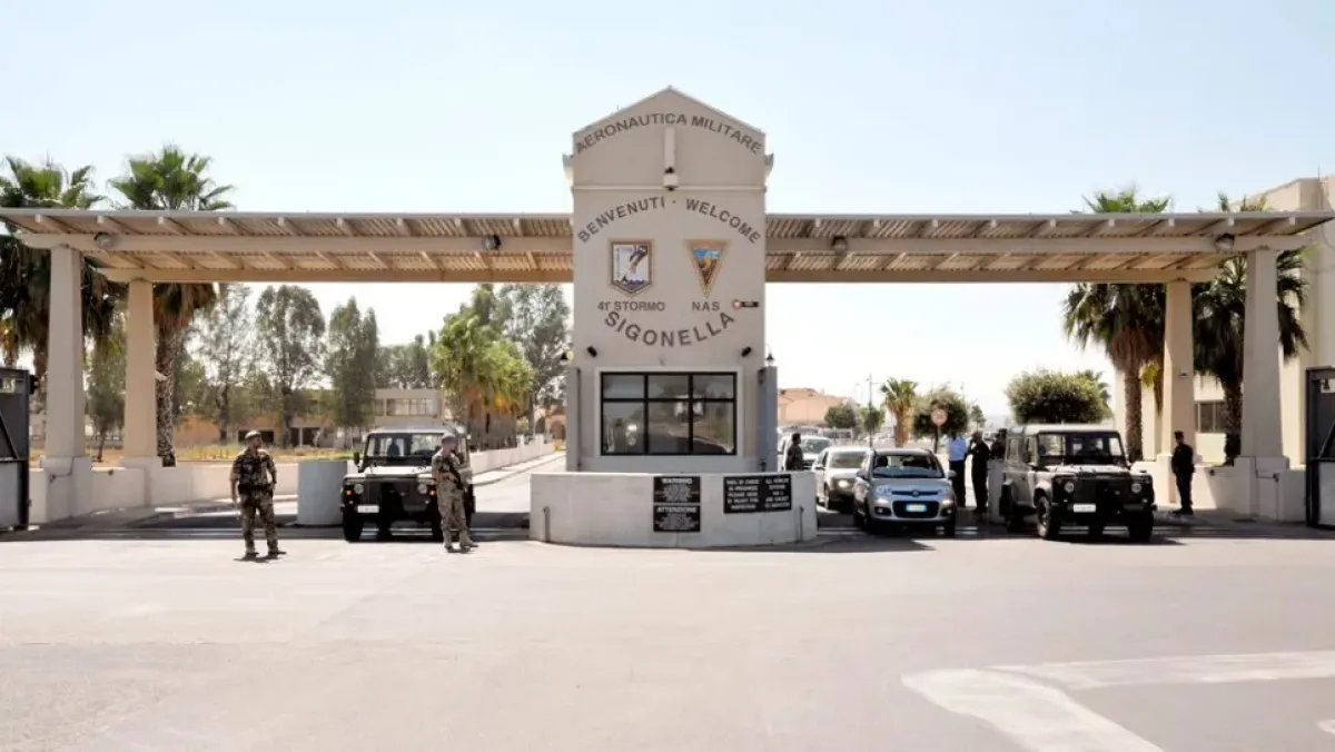 إيطاليا ترفض هبوط الطائرات الأمريكية في قاعدة سيغونيلا