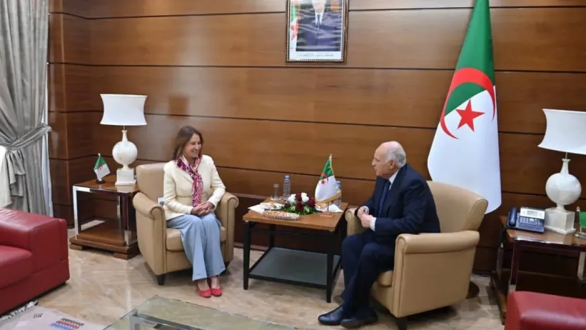 وزير الخارجية الجزائري يلتقي برئيسة جمعية فرنسا‑الجزائر