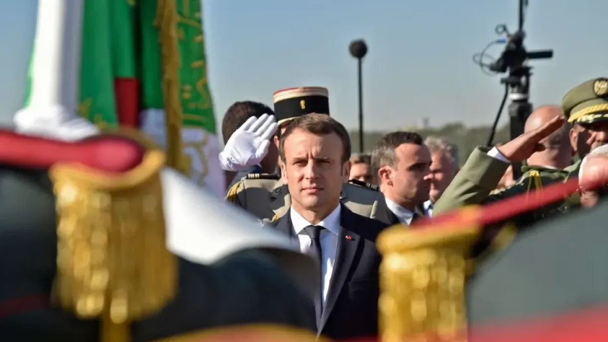 ماكرون يثير جدلاً بوصفه للمعارضين بالـ«مجانين» في فرنسا وعلاقات الجزائر