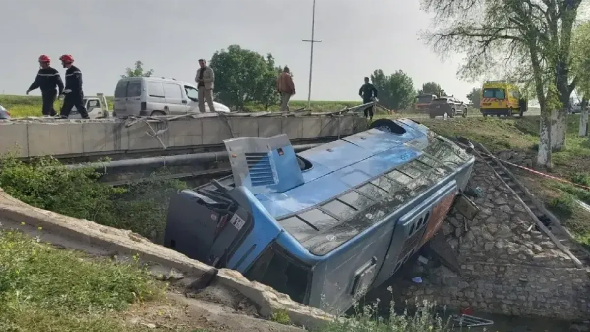 حادث انقلاب حافلة بنقل مسافرين في سطيف يوقع 37 إصابة