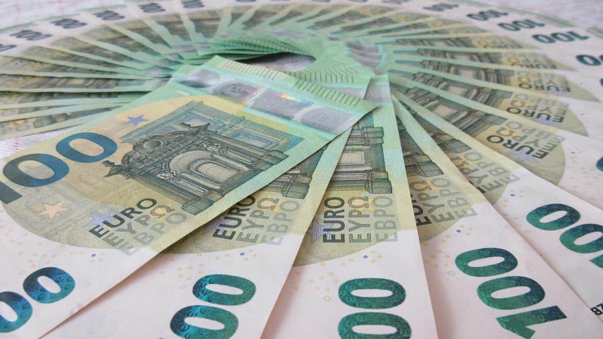 ارتفاع سعر اليورو في السوق السوداء بالجزائر إلى 280 دينار