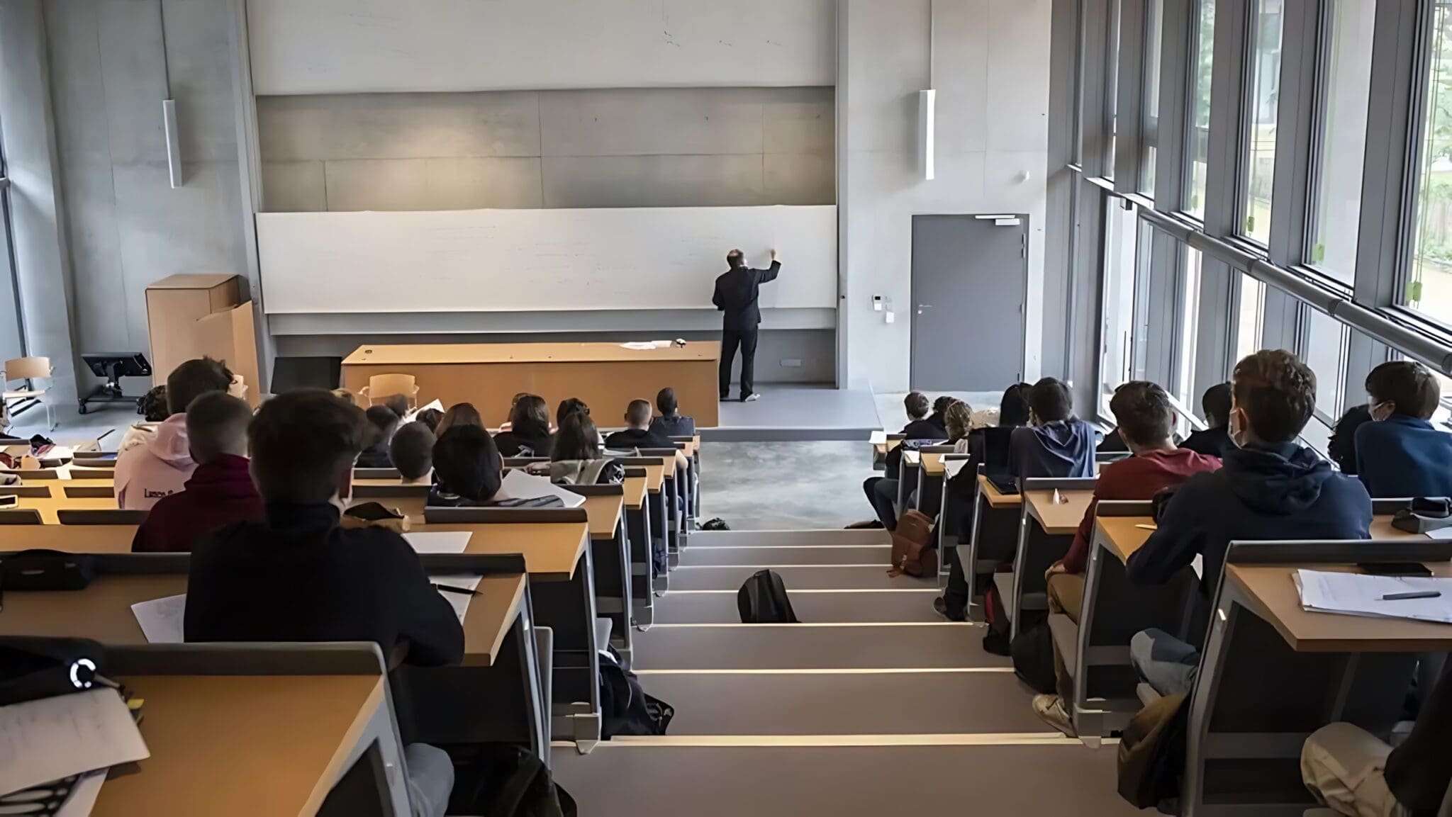 قرار حكومي يفتح المجال للجامعيين والأطباء للعمل الخاص