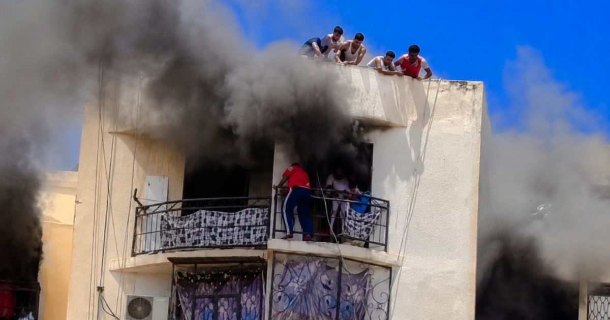 إنقاذ شاب لطفلين من حريق بئر الجير وتكريم رسمي