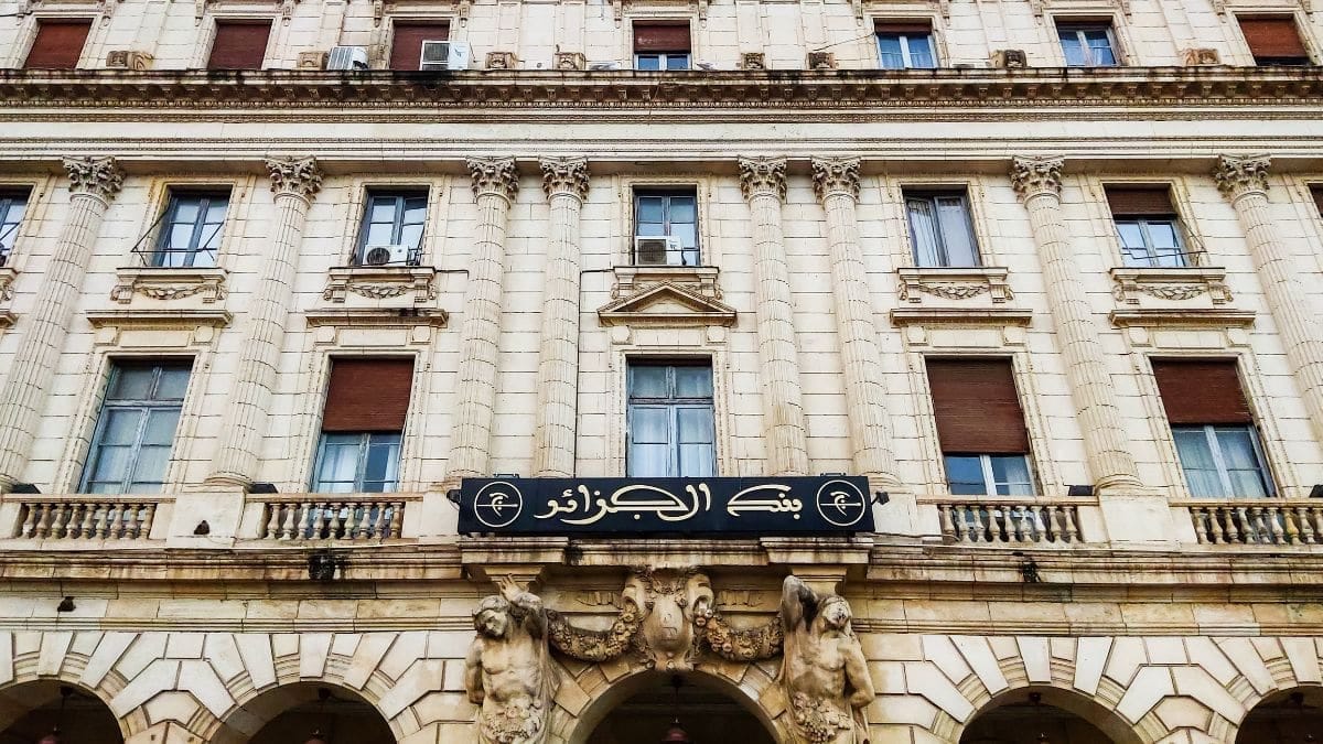 البنوك الجزائرية تفتح فروعًا ثابتة كل سبت بدءًا من يوليو