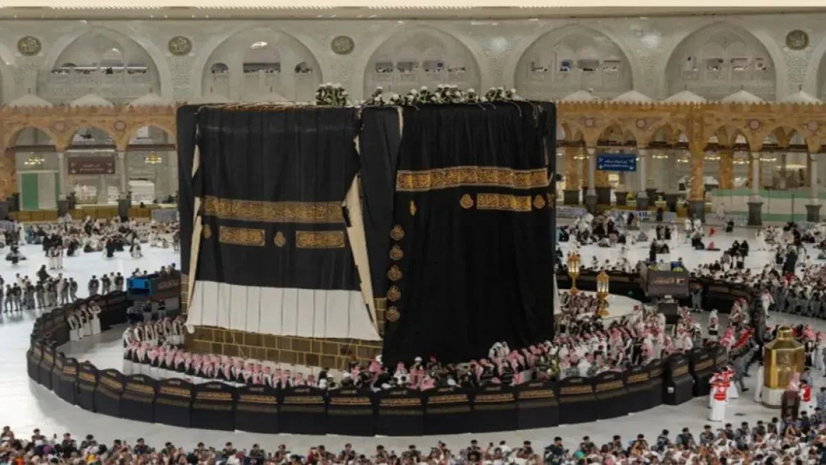 تغيير كسوة الكعبة المشرفة مع بداية عام 1448 الهجري