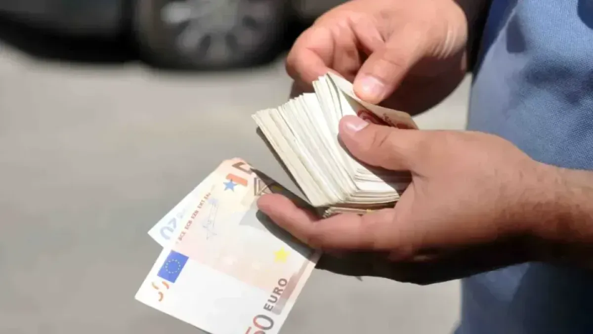 تعديل قانون تصريح العملة للمسافرين يفرض إقرارًا كتابيًا