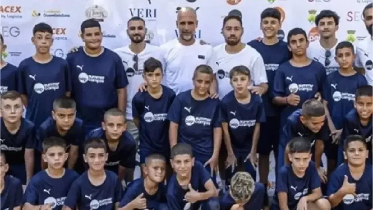 بيب غوارديولا يضم أطفالًا فلسطينيين في مخيم صيفي إسباني
