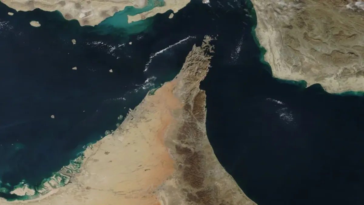 عمان وإيران تناقشان مقترحًا لتقسيم ممرات مضيق هرمز