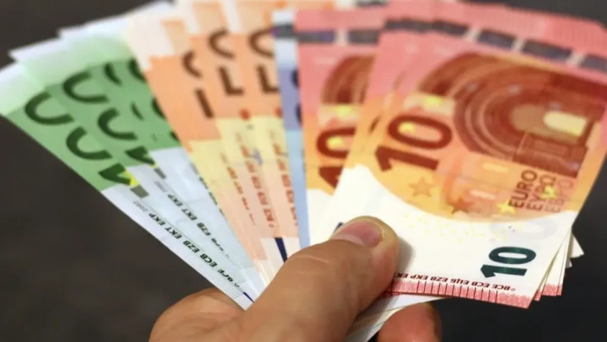 إجراءات جديدة لمنح حق الصرف للسفر بـ750 يورو