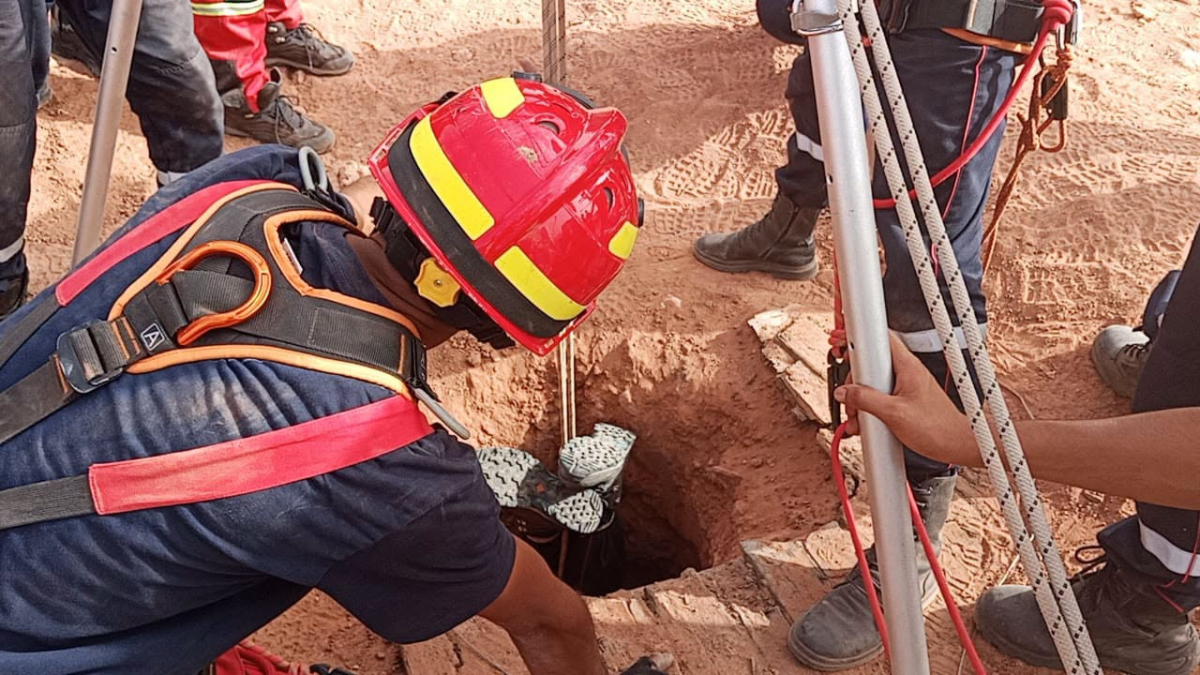 عملية إنقاذ طفل من بئر عميق في البيض