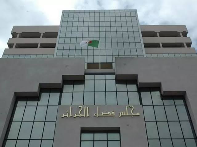 النيابة الجزائرية تفتتح تحقيقًا في إلقاء مواد غذائية لخلق ندرة
